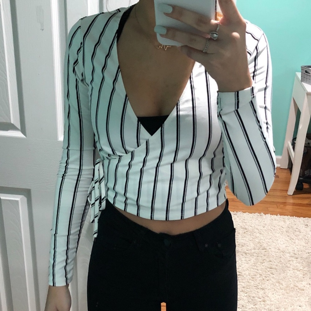Selling this long sleeve cropped top